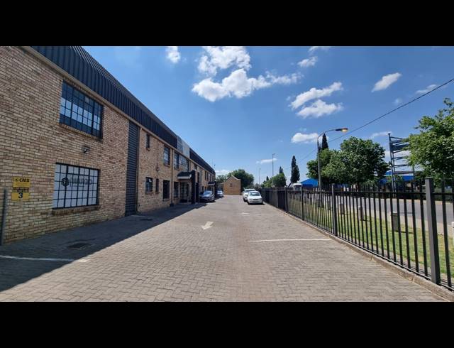734M² WAREHOUSE TO LET IN JET PARK